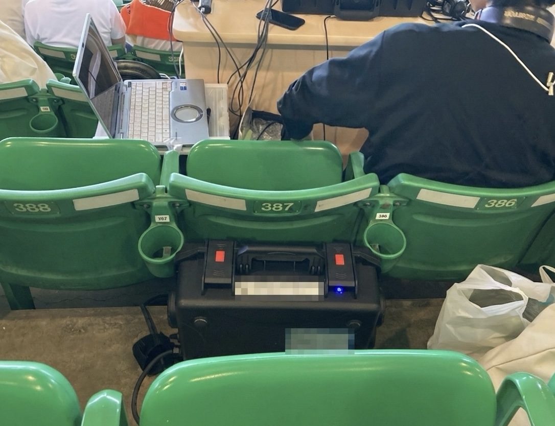 スタジアムイベントの配信席での旧型MobiBox運用例